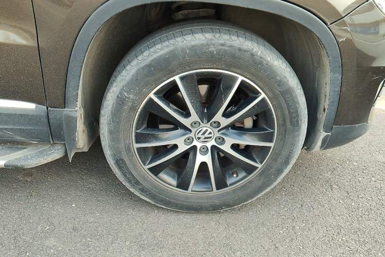 Used Volkswagen Tiguan 2013 1.8 TSI Automatic All-Wheel Drive Luxury Model Right Front Wheel Hub