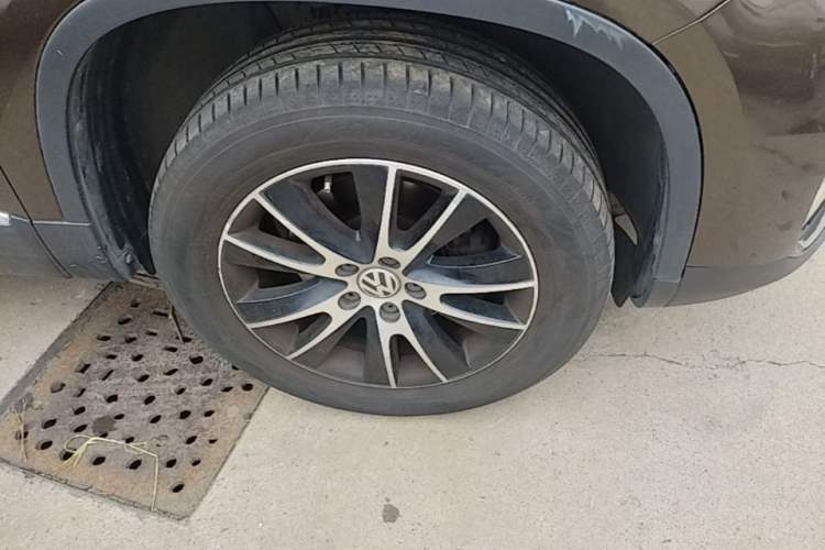 Used Volkswagen Tiguan 2013 1.8 TSI Automatic All-Wheel Drive Luxury Model Right Front Wheel Hub