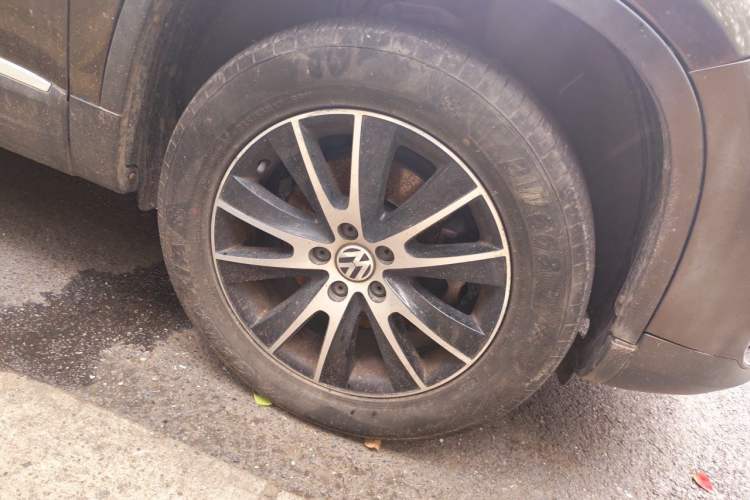 Used Volkswagen Tiguan 2013 2.0 TSI Automatic All-Wheel Drive Luxury Edition Right Front Wheel Hub
