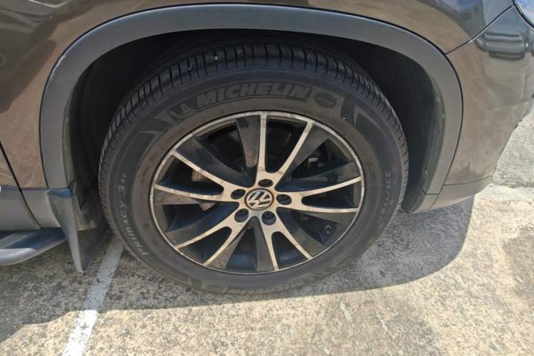 Used Volkswagen Tiguan 2013 1.8 TSI Automatic All-Wheel Drive Luxury Model Right Front Wheel Hub
