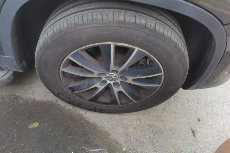 Used Volkswagen Tiguan 2013 1.8 TSI Automatic All-Wheel Drive Luxury Model Right Front Wheel Hub