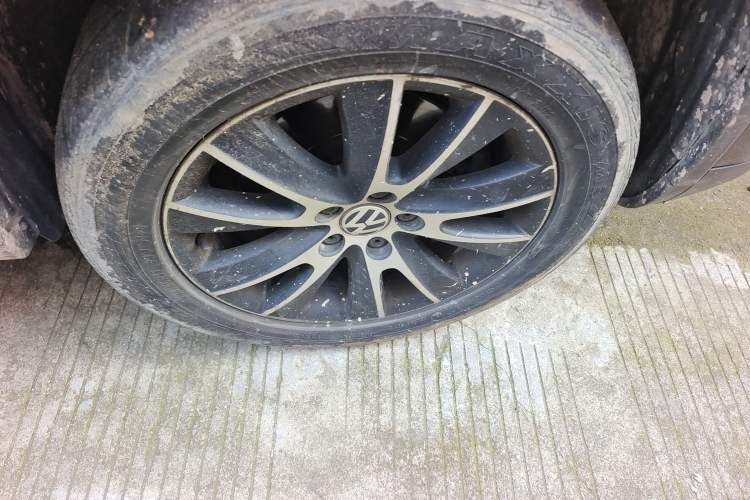 Used Volkswagen Tiguan 2013 2.0 TSI Automatic All-Wheel Drive Luxury Edition Right Front Wheel Hub