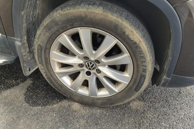Used Volkswagen Tiguan 2013 1.8 TSI Automatic All-Wheel Drive Luxury Model Right Front Wheel Hub