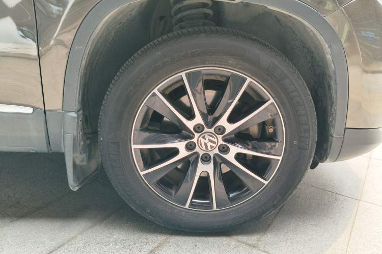 Used Volkswagen Tiguan 2013 1.8 TSI Automatic All-Wheel Drive Luxury Model Right Front Wheel Hub
