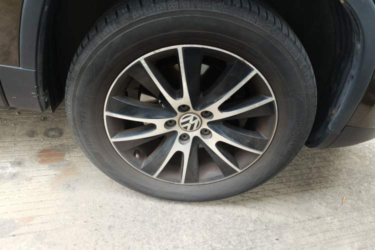 Used Volkswagen Tiguan 2013 1.8 TSI Automatic All-Wheel Drive Luxury Model Right Front Wheel Hub