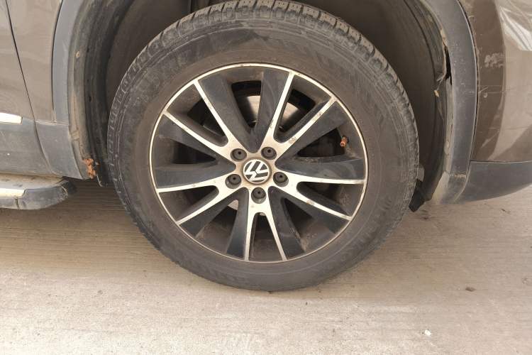 Used Volkswagen Tiguan 2013 1.8 TSI Automatic All-Wheel Drive Luxury Model Right Front Wheel Hub