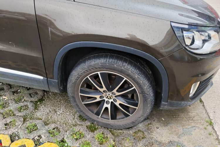 Used Volkswagen Tiguan 2013 1.8 TSI Automatic All-Wheel Drive Luxury Model Right Front Wheel Hub