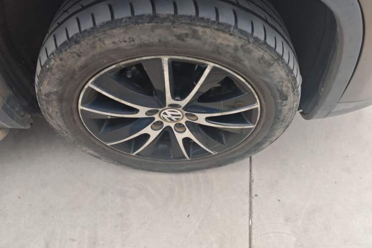 Used Volkswagen Tiguan 2013 1.8 TSI Automatic All-Wheel Drive Luxury Model Right Front Wheel Hub