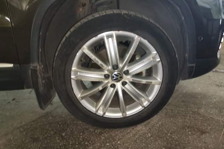 Used Volkswagen Tiguan 2013 2.0 TSI Automatic All-Wheel Drive Luxury Edition Right Front Wheel Hub