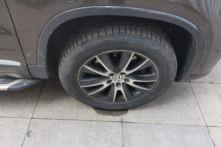 Used Volkswagen Tiguan 2013 1.8 TSI Automatic All-Wheel Drive Luxury Model Right Front Wheel Hub