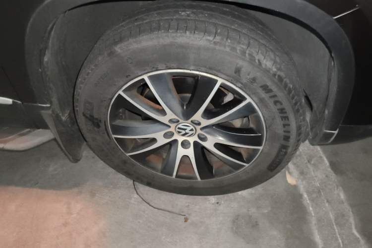 Used Volkswagen Tiguan 2013 1.8 TSI Automatic All-Wheel Drive Luxury Model Right Front Wheel Hub