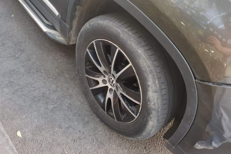Used Volkswagen Tiguan 2013 1.8 TSI Automatic All-Wheel Drive Luxury Model Right Front Wheel Hub