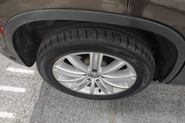Used Volkswagen Tiguan 2013 2.0 TSI Automatic All-Wheel-Drive Flagship Edition Right Rear Wheel Hub