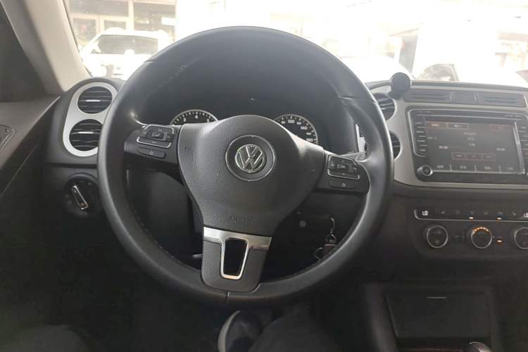 Used Volkswagen Tiguan 2013 2.0 TSI Automatic All-Wheel Drive Luxury Edition Steering Wheel