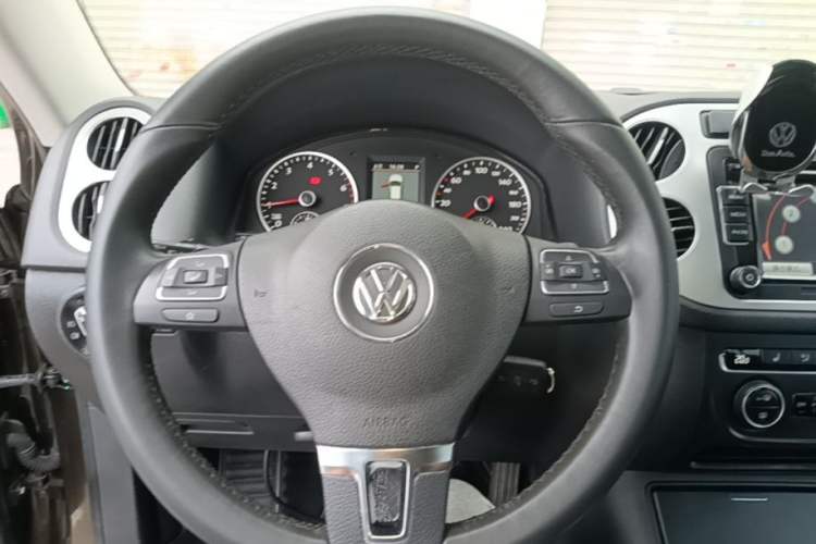 Used Volkswagen Tiguan 2013 2.0 TSI Automatic All-Wheel Drive Luxury Edition Steering Wheel
