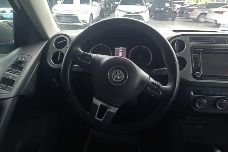 Used Volkswagen Tiguan 2013 1.8 TSI Automatic All-Wheel Drive Luxury Model Steering Wheel