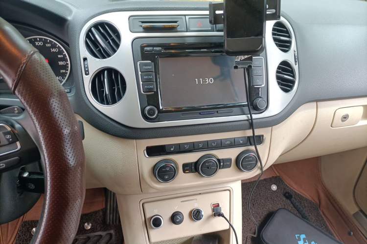 Used Volkswagen Tiguan 2013 1.8TSI Automatic Two-Wheel Drive Luxury Model Audio And AC Panel