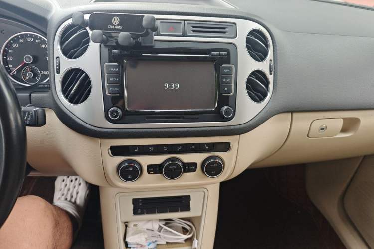 Used Volkswagen Tiguan 2013 1.8 TSI Automatic All-Wheel Drive Luxury Model Audio And AC Panel