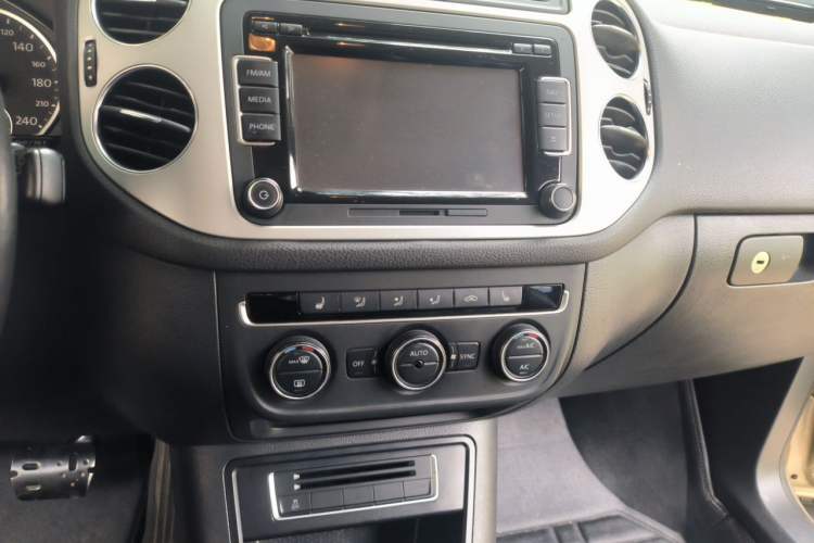 Used Volkswagen Tiguan 2013 1.8 TSI Automatic All-Wheel Drive Luxury Model Audio And AC Panel