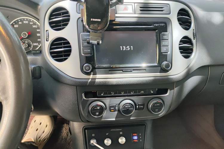 Used Volkswagen Tiguan 2013 1.8 TSI Automatic All-Wheel Drive Luxury Model Audio And AC Panel