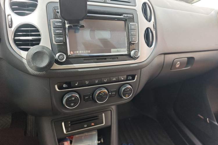 Used Volkswagen Tiguan 2013 2.0 TSI Automatic All-Wheel-Drive Flagship Edition Audio And AC Panel