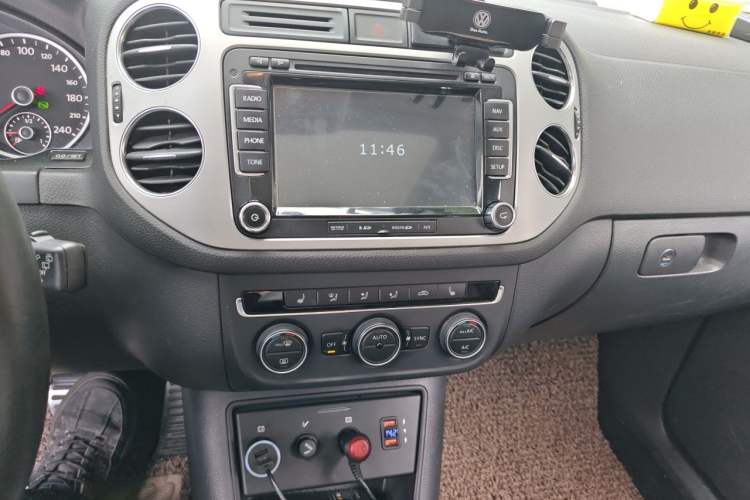 Used Volkswagen Tiguan 2013 2.0 TSI Automatic All-Wheel Drive Luxury Edition Audio And AC Panel