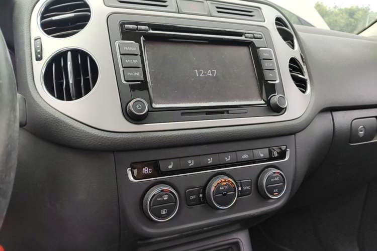 Used Volkswagen Tiguan 2013 1.8 TSI Automatic All-Wheel Drive Luxury Model Audio And AC Panel