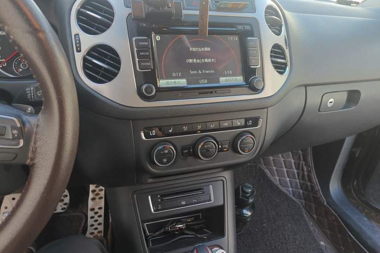 Used Volkswagen Tiguan 2013 2.0 TSI Automatic All-Wheel-Drive Flagship Edition Audio And AC Panel