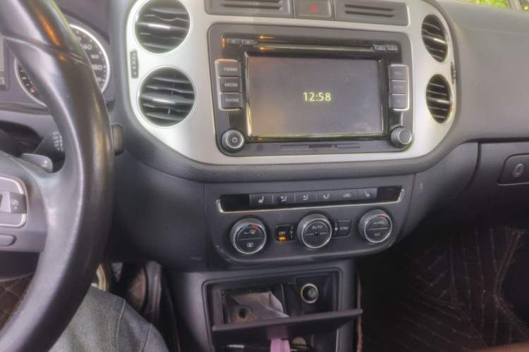 Used Volkswagen Tiguan 2013 1.8TSI Automatic Two-Wheel Drive Luxury Model Audio And AC Panel