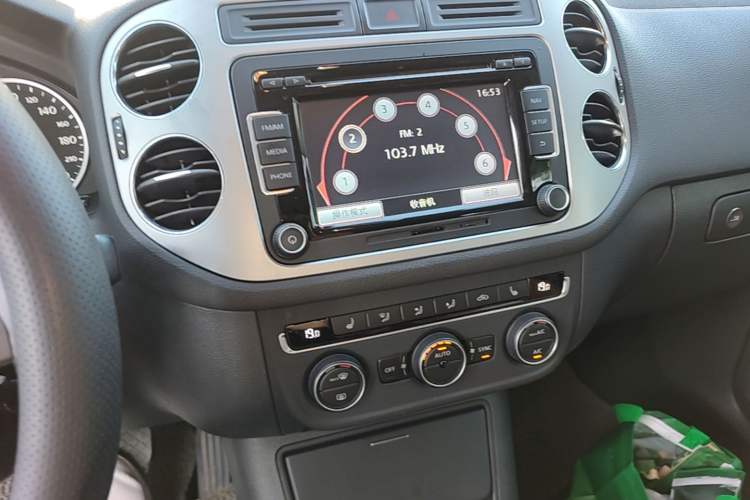 Used Volkswagen Tiguan 2013 1.8TSI Automatic Two-Wheel Drive Luxury Model Audio And AC Panel