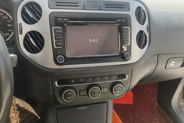 Used Volkswagen Tiguan 2013 1.8 TSI Automatic All-Wheel Drive Luxury Model Audio And AC Panel