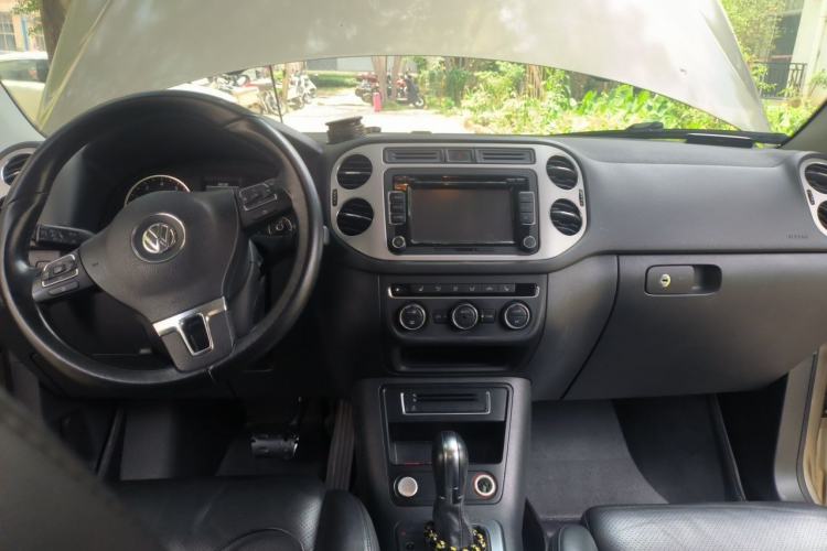 Used Volkswagen Tiguan 2013 1.8 TSI Automatic All-Wheel Drive Luxury Model Center Console