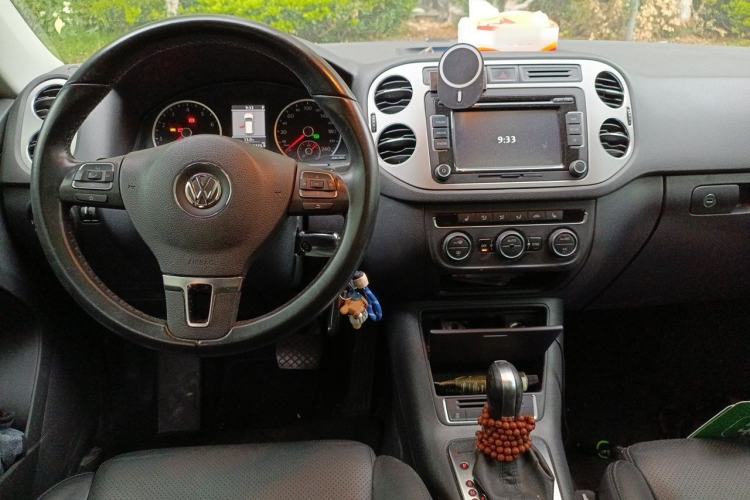 Used Volkswagen Tiguan 2013 1.8 TSI Automatic All-Wheel Drive Luxury Model Center Console