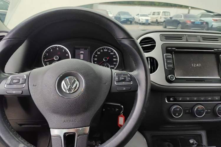 Used Volkswagen Tiguan 2013 1.8 TSI Automatic All-Wheel Drive Luxury Model Center Console