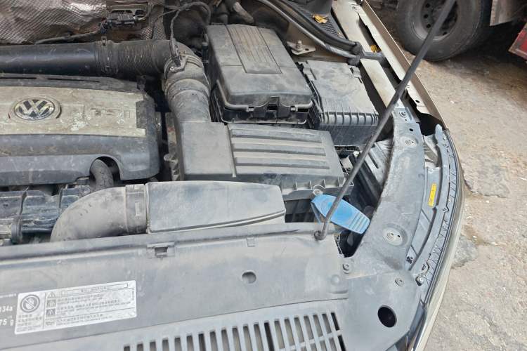 Used Volkswagen Tiguan 2013 1.8 TSI Automatic All-Wheel Drive Luxury Model Engine Bay Left