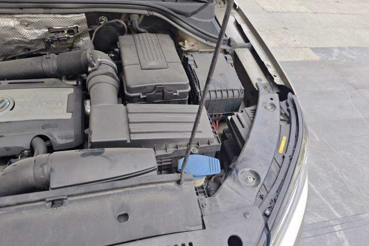 Used Volkswagen Tiguan 2013 1.8 TSI Automatic All-Wheel Drive Luxury Model Engine Bay Left
