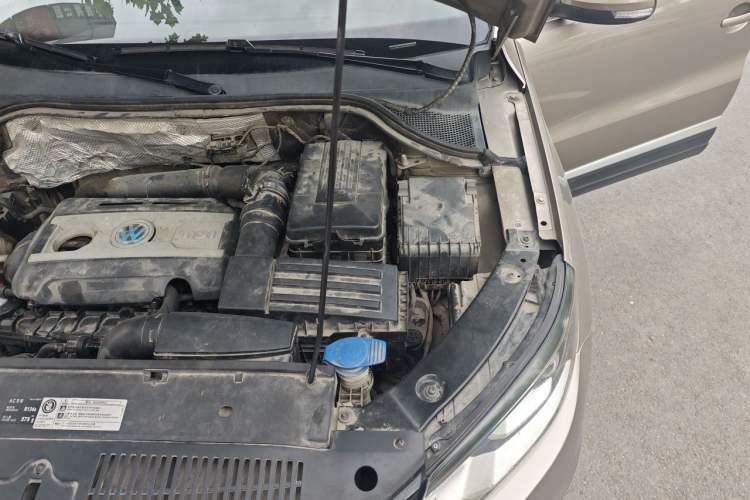 Used Volkswagen Tiguan 2013 1.8 TSI Automatic All-Wheel Drive Luxury Model Engine Bay Left