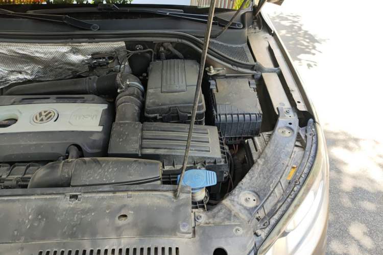 Used Volkswagen Tiguan 2013 1.8 TSI Automatic All-Wheel Drive Luxury Model Engine Bay Left
