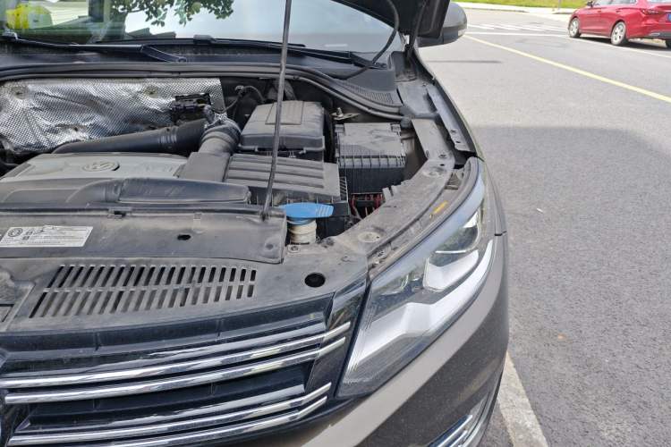 Used Volkswagen Tiguan 2013 2.0 TSI Automatic All-Wheel Drive Luxury Edition Engine Bay Left