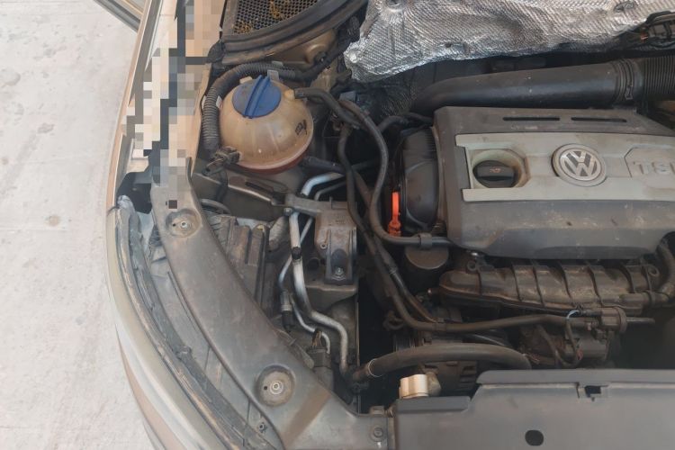 Used Volkswagen Tiguan 2013 1.8 TSI Automatic All-Wheel Drive Luxury Model Engine Bay Right