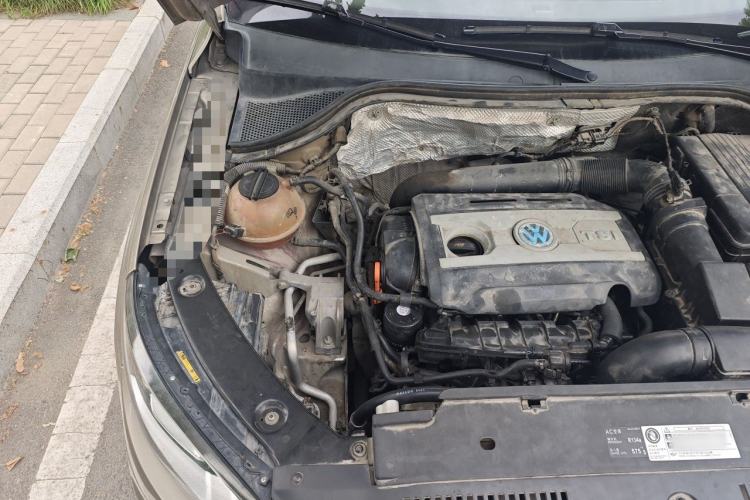 Used Volkswagen Tiguan 2013 1.8 TSI Automatic All-Wheel Drive Luxury Model Engine Bay Right