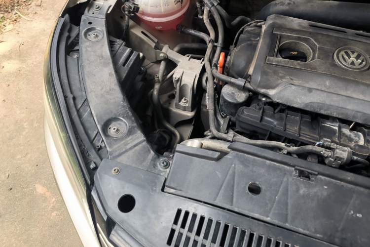 Used Volkswagen Tiguan 2013 1.8 TSI Automatic All-Wheel Drive Luxury Model Engine Bay Right