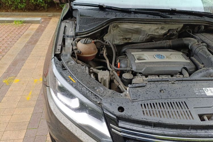 Used Volkswagen Tiguan 2013 1.8 TSI Automatic All-Wheel Drive Luxury Model Engine Bay Right