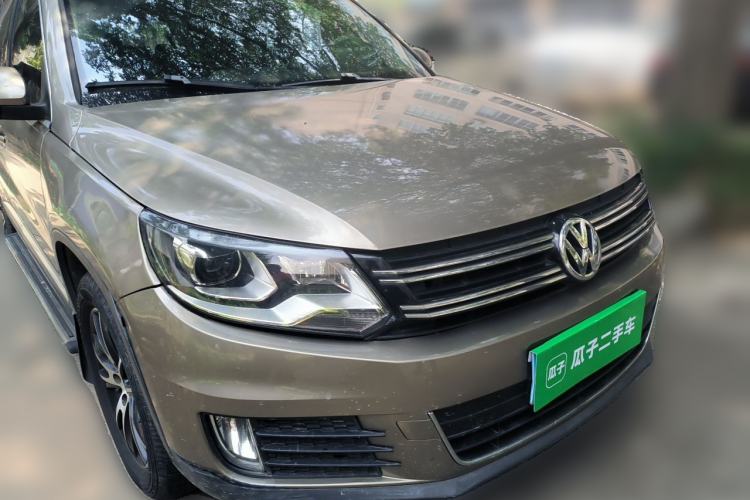 Used Volkswagen Tiguan 2013 1.8 TSI Automatic All-Wheel Drive Luxury Model Front Right 45 Deg