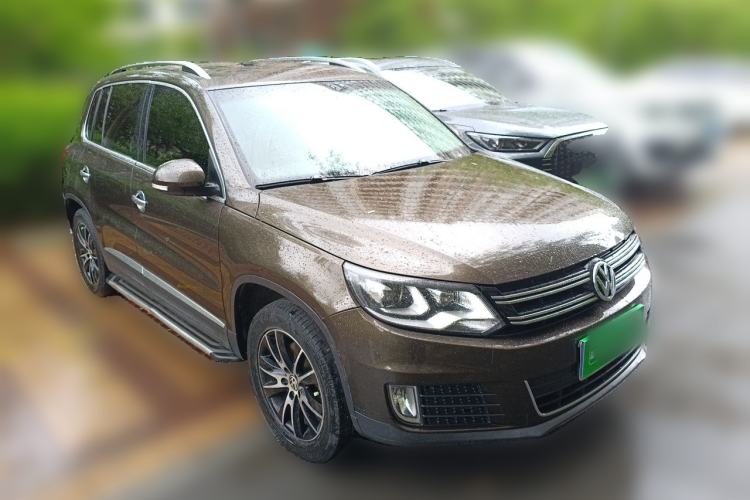 Used Volkswagen Tiguan 2013 1.8 TSI Automatic All-Wheel Drive Luxury Model Front Right 45 Deg