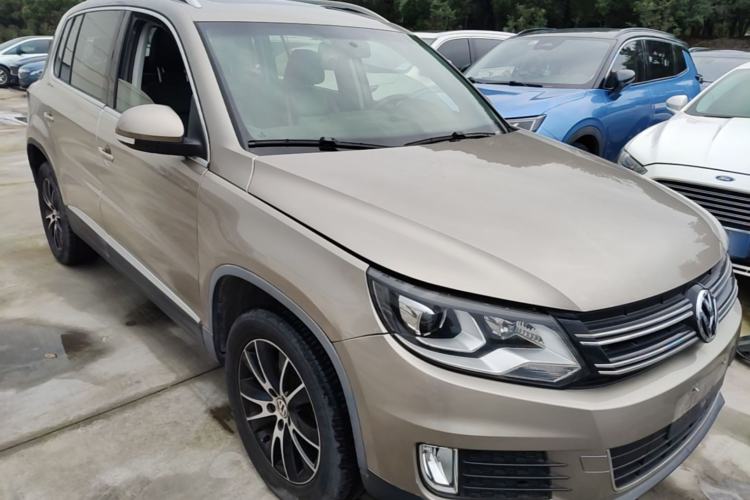Used Volkswagen Tiguan 2013 1.8 TSI Automatic All-Wheel Drive Luxury Model Front Right 45 Deg