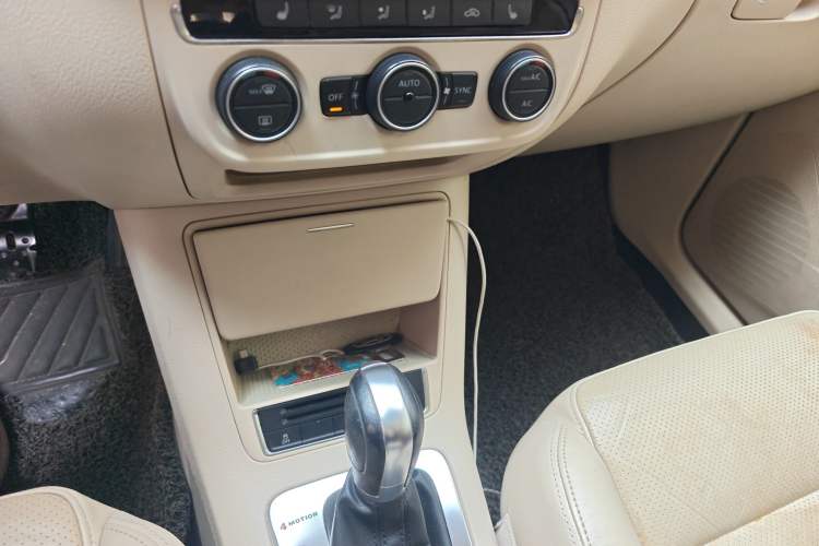 Used Volkswagen Tiguan 2013 1.8 TSI Automatic All-Wheel Drive Luxury Model Gear Lever