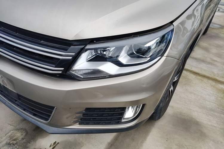 Used Volkswagen Tiguan 2013 1.8 TSI Automatic All-Wheel Drive Luxury Model Left Front Headlight