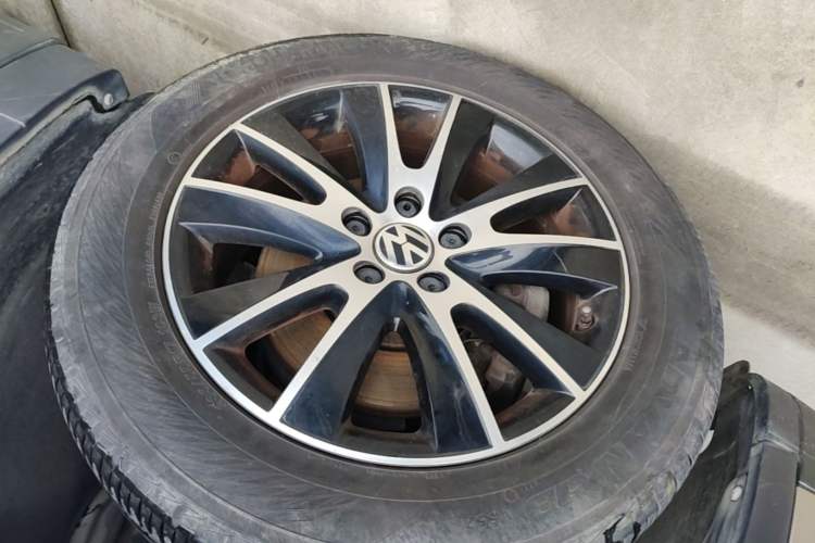 Used Volkswagen Tiguan 2013 1.8 TSI Automatic All-Wheel Drive Luxury Model Left Front Wheel Hub
