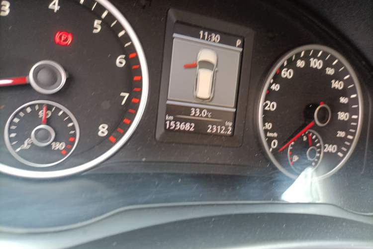Used Volkswagen Tiguan 2013 1.8TSI Automatic Two-Wheel Drive Luxury Model Odometer Close Up